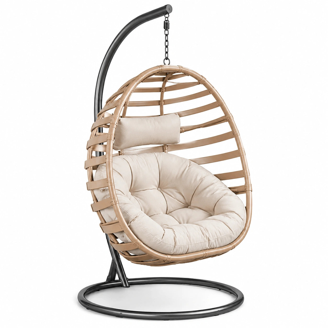 Sillón colgante de ratán sintético con cojines beige y estructura metálica